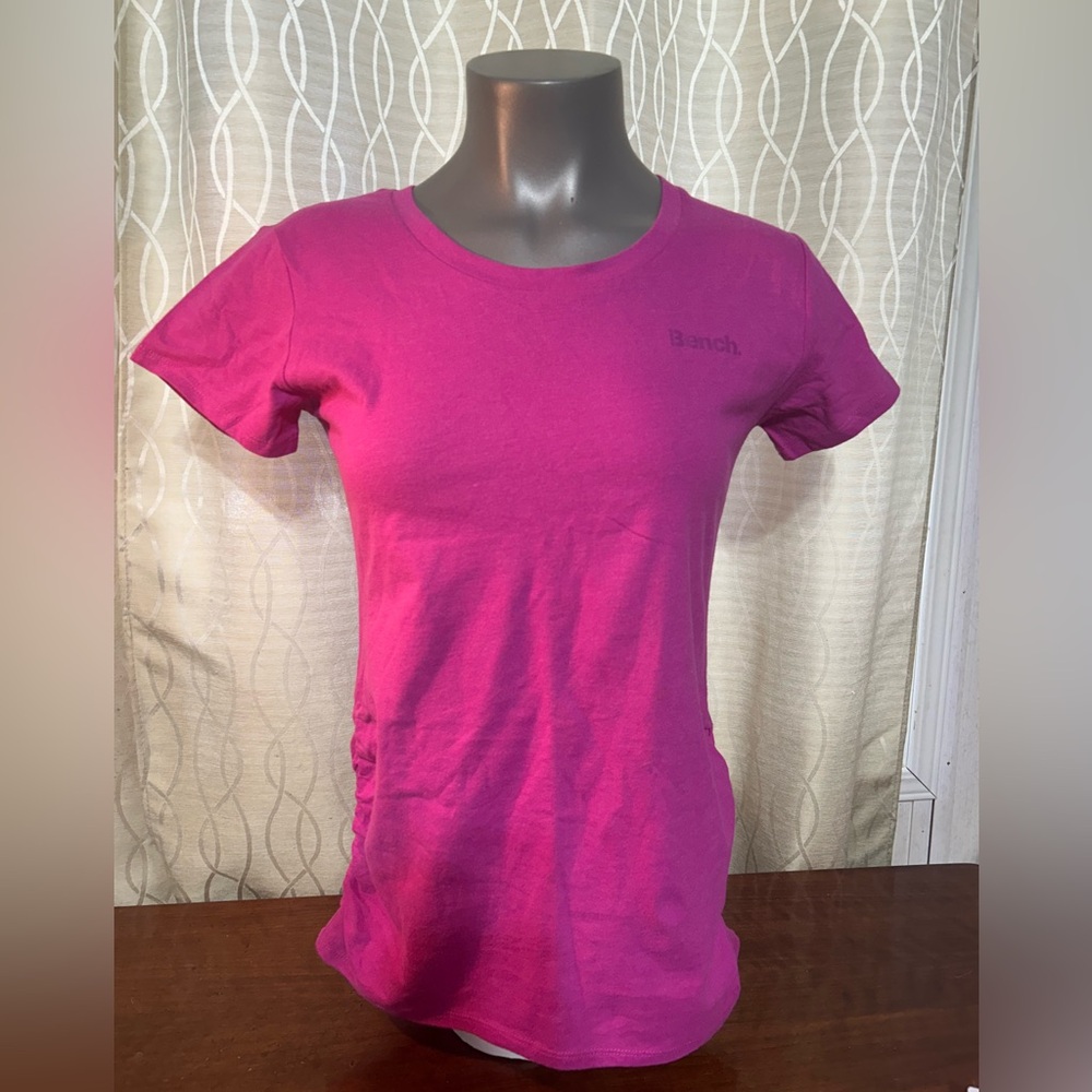 Bench. NWOT Women's Magenta Side Rushed T-